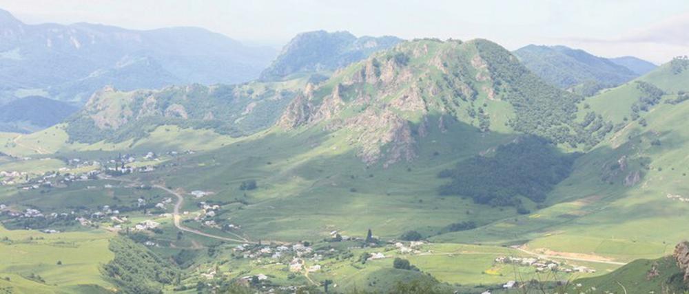 Gebirgslandschaft im Nord-Kaukasus (Karachay-Cherkessien, Russische Föderation).
