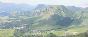Gebirgslandschaft im Nord-Kaukasus (Karachay-Cherkessien, Russische Föderation).