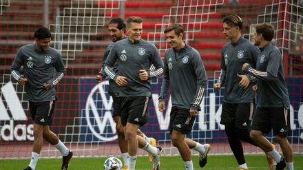 Wilder Haufen. Mahmoud Dahoud (l.) und Jonas Hofmann sind erstmals für die Nationalmannschaft nominiert worden. Florian Neuhaus (4. v. l.) wartet ebenfalls noch auf sein Debüt. 