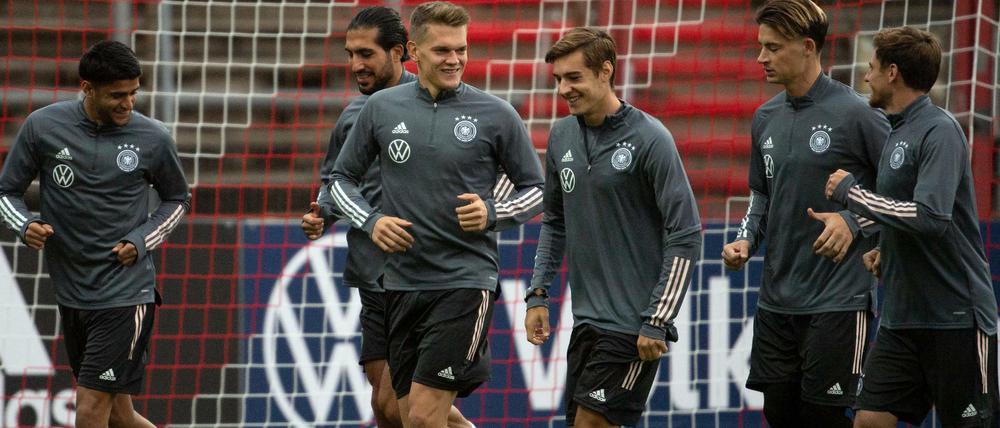 Wilder Haufen. Mahmoud Dahoud (l.) und Jonas Hofmann sind erstmals für die Nationalmannschaft nominiert worden. Florian Neuhaus (4. v. l.) wartet ebenfalls noch auf sein Debüt. 