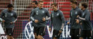 Wilder Haufen. Mahmoud Dahoud (l.) und Jonas Hofmann sind erstmals für die Nationalmannschaft nominiert worden. Florian Neuhaus (4. v. l.) wartet ebenfalls noch auf sein Debüt. 