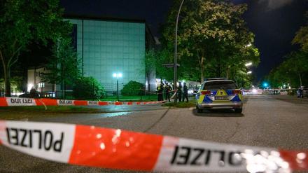 Synagoge in Hamburg abgesperrt. Nach dem Angriff eines Antisemiten auf einen jüdischen Studenten sichert die Polizei den Tatort vor dem Gotteshaus.