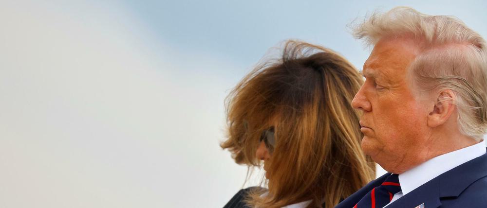 Donald Trump und seine Frau Melania, aufgenommen am 29.9. am Flughafen bei der Ankunft in Cleveland, wo Trump am ersten TV-Duell in diesem Präsidentschaftswahlkampf teilgenommen hat.