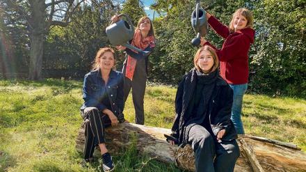 Kathrin Henße (hinten links) und Carolin Bergmann (hinten rechts), Karola Braun-Wanke (vorne links) und Léonie Cujé (vorne rechts) von der Initiative SUSTAIN IT!.