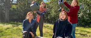Kathrin Henße (hinten links) und Carolin Bergmann (hinten rechts), Karola Braun-Wanke (vorne links) und Léonie Cujé (vorne rechts) von der Initiative SUSTAIN IT!.