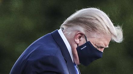 Donald Trump am Freitag bei der Ankunft am Krankenhaus.