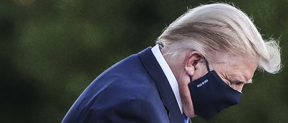 Donald Trump am Freitag bei der Ankunft am Krankenhaus.