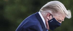 Donald Trump am Freitag bei der Ankunft am Krankenhaus.