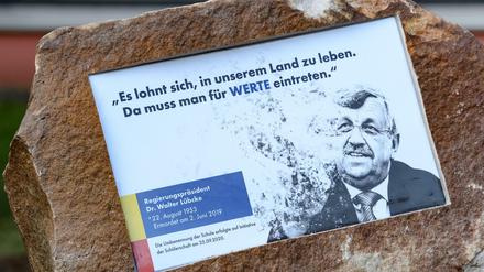 Gedenkstein für Walther Lücke an einer nach ihm benannten Schule 