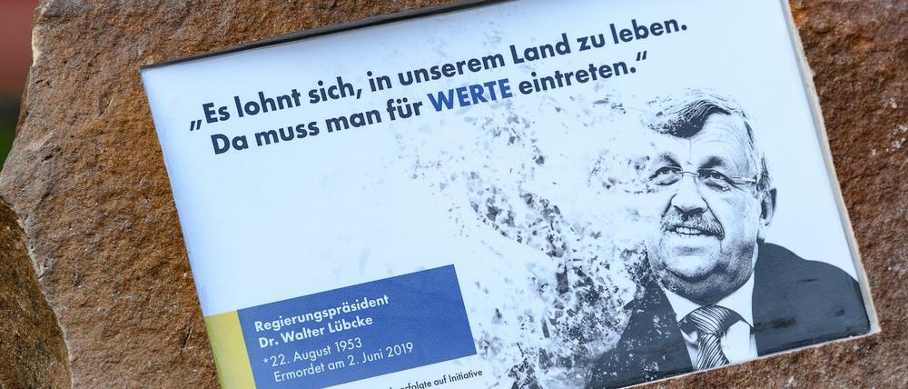 Gedenkstein für Walther Lücke an einer nach ihm benannten Schule 