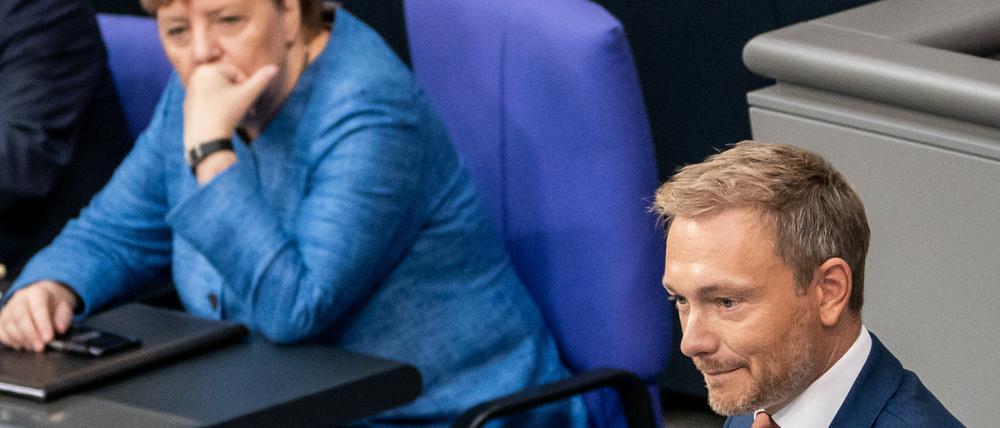 FDP-Chef Christian Lindner und Bundeskanzlerin Angela Merkel (CDU) im Deutschen Bundestag.