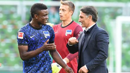 Läuft. Herthas Jhon Cordoba (links) mit Trainer Bruno Labbadia.