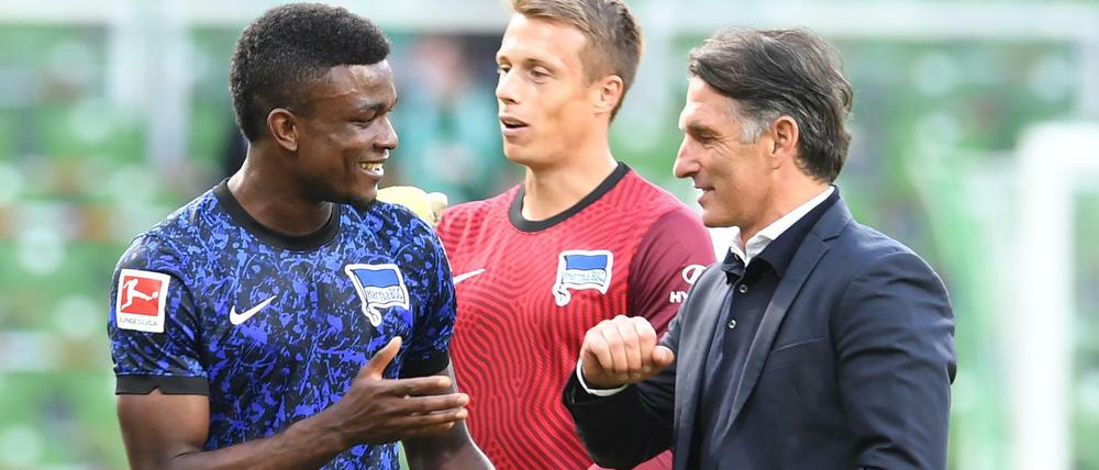Läuft. Herthas Jhon Cordoba (links) mit Trainer Bruno Labbadia.