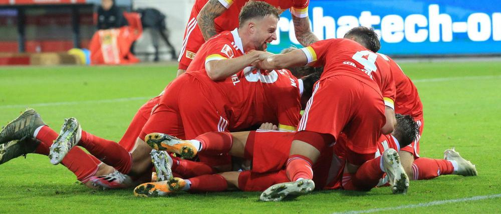 Mit Bodenhaftung. Union feiert das 4: 0 durch Joel Pohjanpalo, der Torschütze war erst Sekunden zuvor eingewechselt worden.