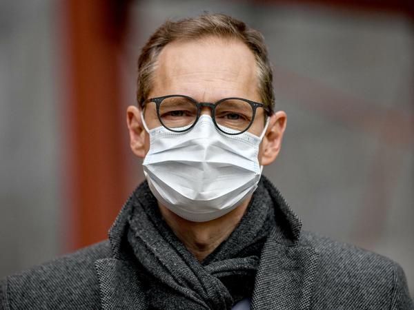 So geht's mit der Maske: Berlins Regierender Bürgermeister Michael Müller (SPD).