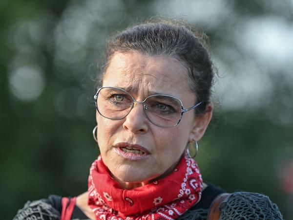 Julia Neigel, Sängerin und Naturschützerin, vor der Anhörung in Erkner.