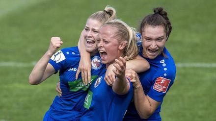 Smidt (Bildmitte) erzielte im ersten Spiel gegen Hoffenheim gleich das 1:0 für ihr Team.