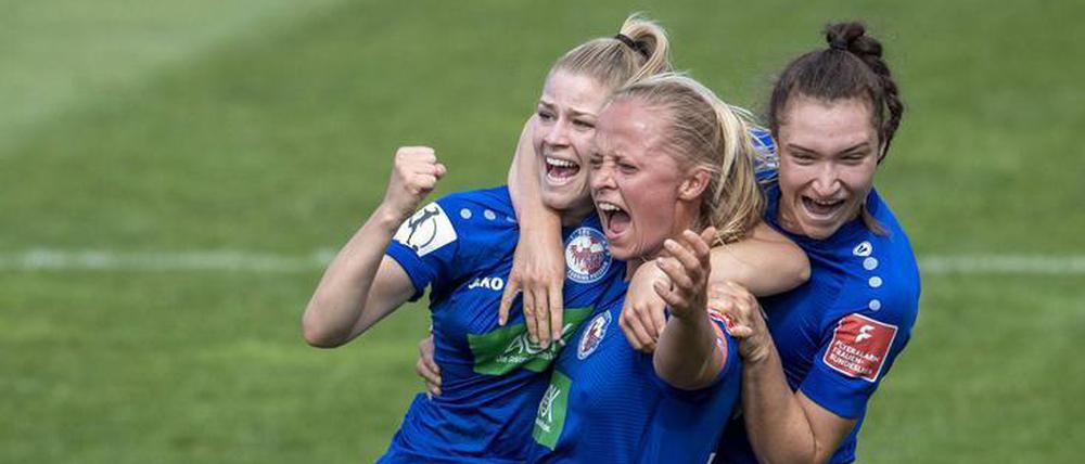 Smidt (Bildmitte) erzielte im ersten Spiel gegen Hoffenheim gleich das 1:0 für ihr Team.