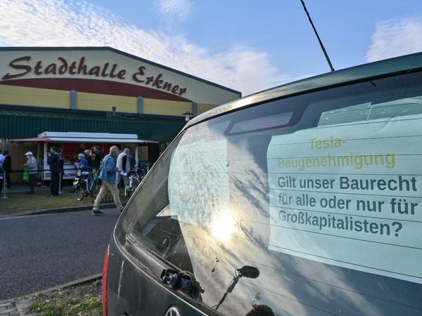 Ort der Auseinandersetzung: die Stadthalle Erkner, der Protest davor unübersehbar.
