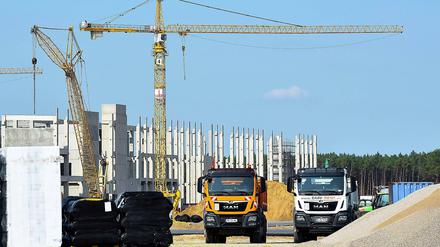 Sie bauen und bauen - aber nicht alle sind mit der Tesla-Fabrik in Grünheide einverstanden.