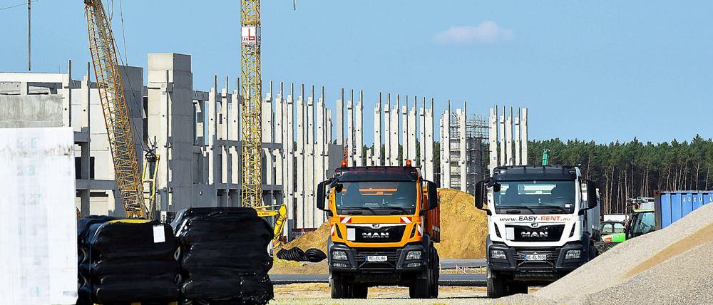 Sie bauen und bauen - aber nicht alle sind mit der Tesla-Fabrik in Grünheide einverstanden.