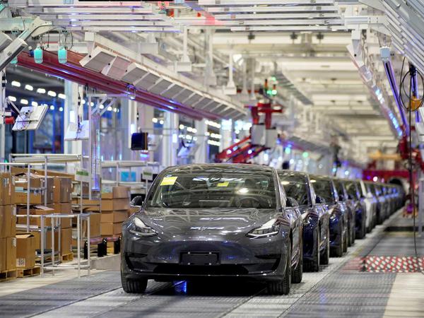 Schon fertig: Eine Fertigungsstraße mit dem Model 3 in Shanghai.