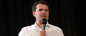 Björn Böhning (42 Jahre, SPD) war mehrere Jahre lang Chef der Senatskanzlei für die Regierenden Bürgermeister Klaus Wowereit und Michael Müller (ebenfalls SPD). Seit 2018 dient er als Staatssekretär im Bundesministerium für Arbeit und Soziales.