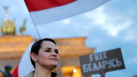 Die belarussische Oppositionsführerin Swetlana Tichanowskaja traf am Brandenburger Tor ihre Unterstützer. 