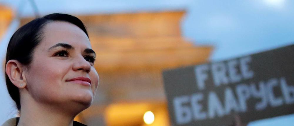 Die belarussische Oppositionsführerin Swetlana Tichanowskaja traf am Brandenburger Tor ihre Unterstützer. 