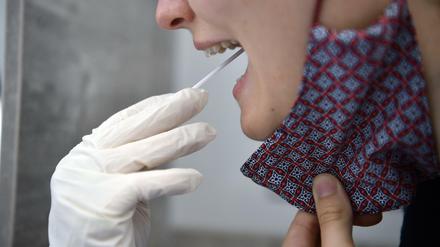 Die Zahl der Fälle steigt: In Berlin Neukölln ist die Nachfrage nach Corona-Tests derzeit hoch. 