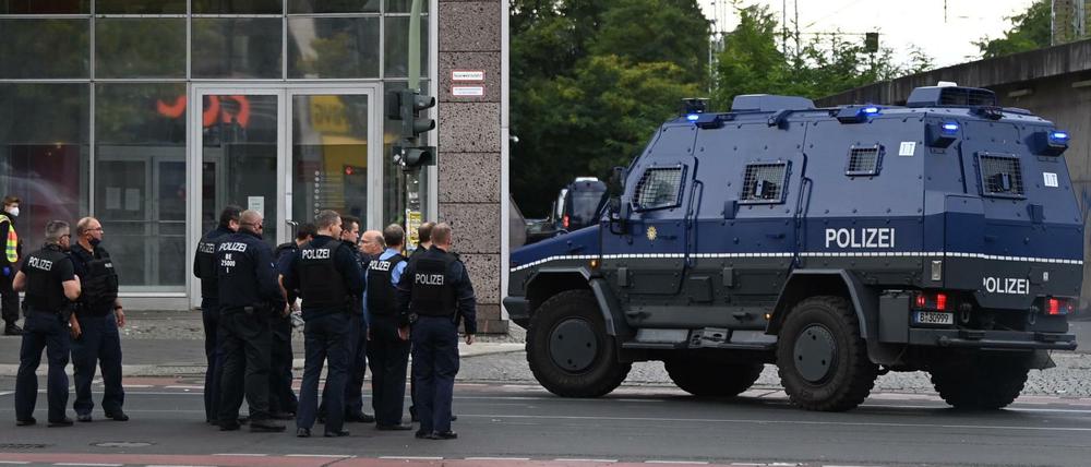 Einsatzkräfte der Polizei stehen in der Bahnhofstraße vor dem Forum Köpenick.