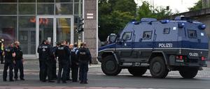 Einsatzkräfte der Polizei stehen in der Bahnhofstraße vor dem Forum Köpenick.