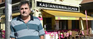 Norbert Raeder, Wirt des Kastanienwäldchen in Berlin-Reinickendorf, vor seiner Musikkneipe.