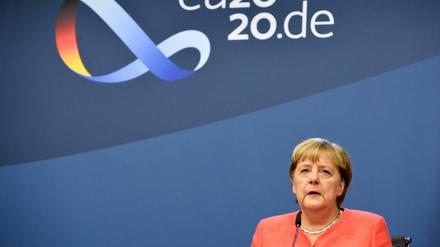 Angela Merkel, hier bei der Pressekonferenz am Ende des EU-Gipfels, darf sich nicht von Orban erpressen lassen.