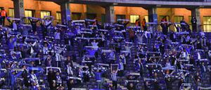 Singen verboten. Bei Herthas Heimspiel gegen Eintracht Frankfurt vor einer Woche wurde die gute Stimmung gelobt, die von den nur 4000 Fans veranstaltet wurde. Zulässig waren die Anfeuerungen allerdings nicht.