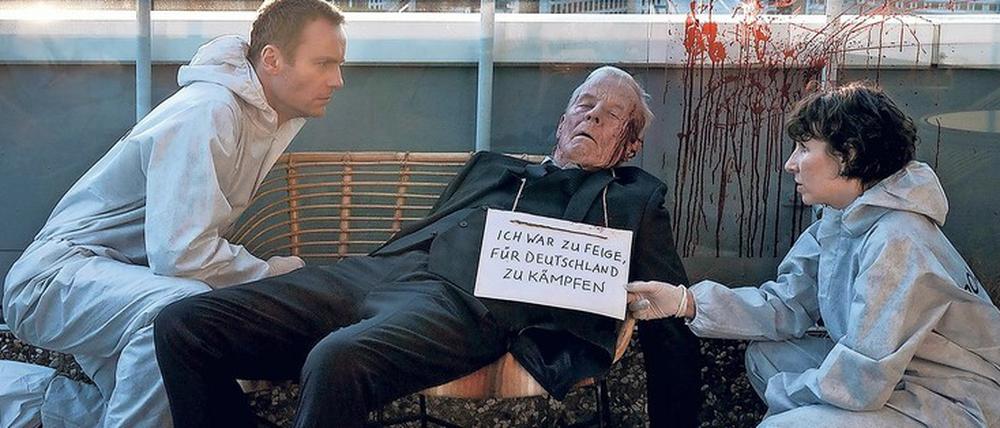 Durch braune Scheiße waten: Für Nina Rubin (Meret Becker) sieht der Tod von Bauunternehmer Keller nach einer rechtsradikalen Tat aus. Sie möchte den Fall an den Staatsschutz abgeben. Robert Karow (Mark Waschke) rät indes zu Gummistiefeln. Foto: RBB/Stefan Erhard