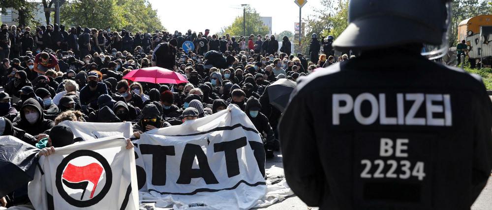 Linke Gegendemonstranten blockierten am Samstag die Demo von Rechtsextremen.