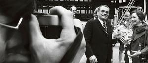 Geschönter Blick. Der Berlinale-Direktor Alfred Bauer holt die Schauspielerin Shirley MacLaine 1971 am Flughafen Tempelhof ab. 