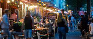 Menschen sitzen in Restaurants und Bars in Friedrichshain.