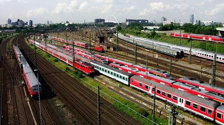 Der Betriebsbahnhof Deutzer Feld in Köln. Hier hat die Polizei mutmaßlich einen Sprengsatz gefunden.
