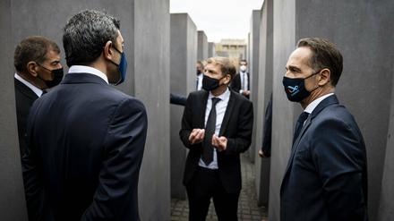 Noch nie zuvor hat ein arabischer Außenminister das Denkmal für die ermordeten Juden Europas besucht: Abdullah bin Zayed aus den Emiraten (Zweiter von links) mit seinen Kollegen Gabi Askenazi (ganz links) und Heiko Maas.