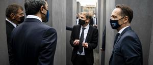Noch nie zuvor hat ein arabischer Außenminister das Denkmal für die ermordeten Juden Europas besucht: Abdullah bin Zayed aus den Emiraten (Zweiter von links) mit seinen Kollegen Gabi Askenazi (ganz links) und Heiko Maas.
