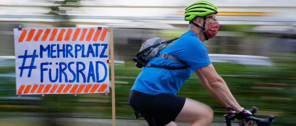 Klare Forderung. Berliner Demonstration des Allgemeinen Deutsches Fahrrad-Clubs (ADFC) im September 2020. 