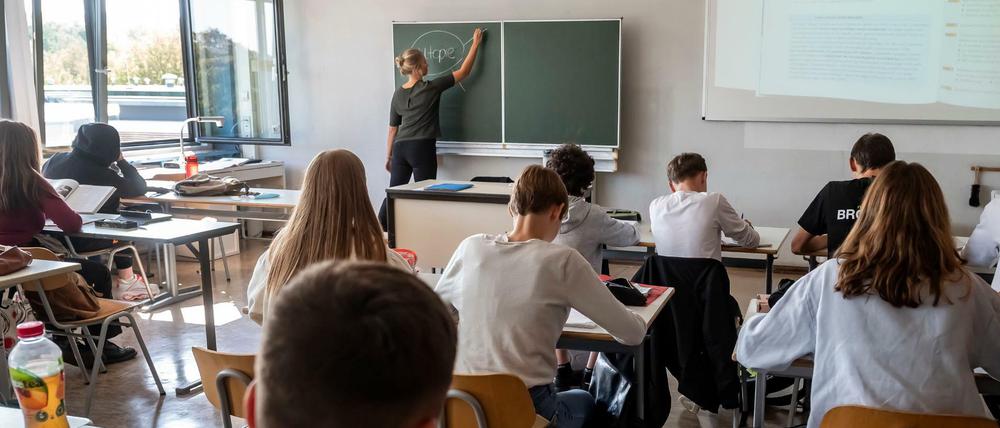 Kaum Abstand, aber offene Fenster: In den Schulen steigen die Infektionszahlen.