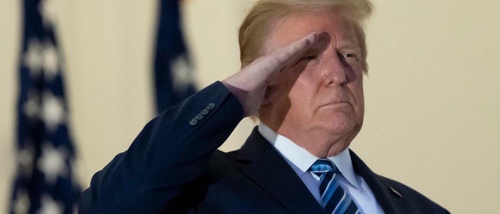 Trump salutiert sich selbst, vom Truman-Balkon im Weißen Haus.