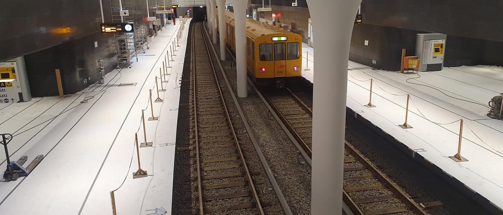 Zwei Monate müssen Fahrgäste noch auf diesen Blick warten. Am Roten Rathaus ist das Zwischengeschoss der U5 verglast.