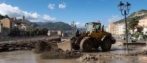 Ein Traktor beseitigt Schlamm nach schweren Unwettern in Norditalien.