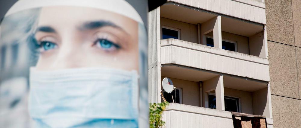 Eine Reklame der Werbemittel-Firma MS-Print für Mundschutze, die sie vertreiben, ist vor einem Wohnblock nahe des Ostbahnhofs im Berliner Zentrum zu sehen.
