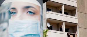 Eine Reklame der Werbemittel-Firma MS-Print für Mundschutze, die sie vertreiben, ist vor einem Wohnblock nahe des Ostbahnhofs im Berliner Zentrum zu sehen.