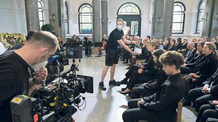 Alles eine Nummer kleiner. Wegen der Pandemie darf auf der Trauerfeier im SWR-Tatort „Was wir erben“ nur ein Streichquartett spielen. So kam der Cellist Georg Rudiger, im Hintergrund mit Mundschutz, zu seiner ersten Fernsehrolle. 